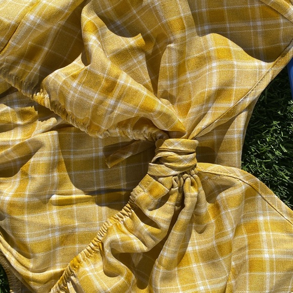 Yellow plaid long sleeve cropped tied shirt - Picture 3 of 5